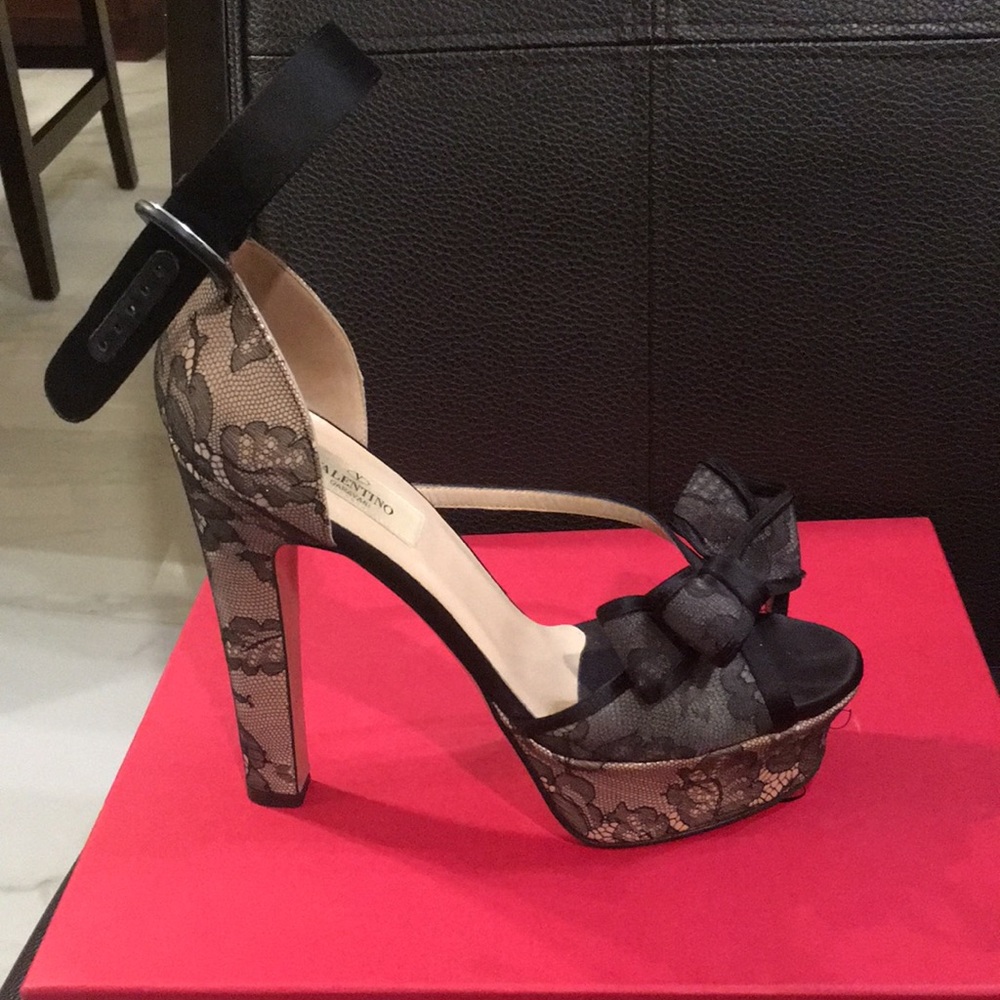 Valentino shoes sz 37.5. Comes with box. EUC